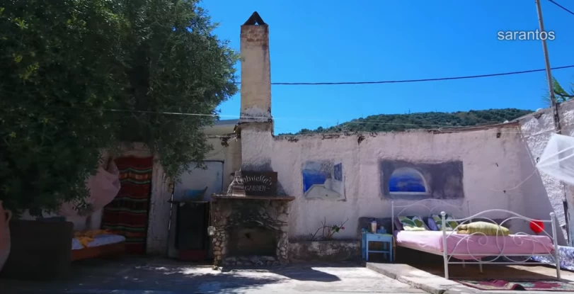 Airbnb: Νοικιάζουν κρεβάτι σε αυλή και το διαφημίσουν ως εμπειρία κάτω από τα αστέρια! (βίντεο)